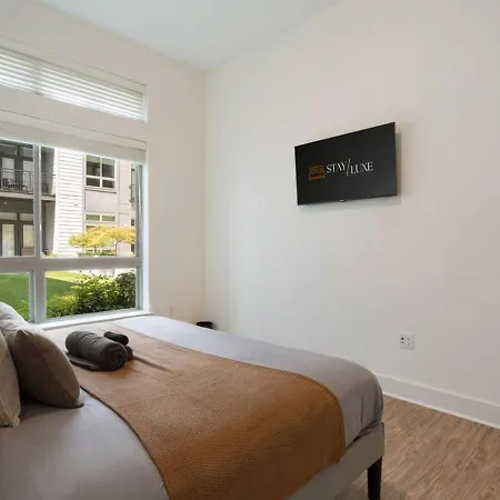 Queen Luxe - Free Parking, Pool, Apartment