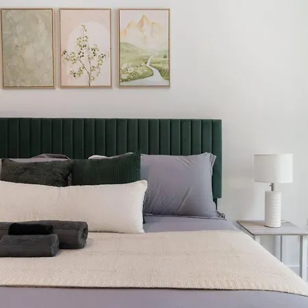 Uptown Haven - Free Parking, Pool, Walkable
