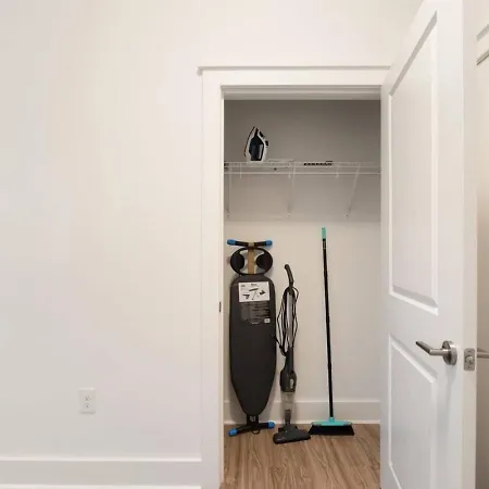 Cozy Carolina - Free Parking, Gym, Pool Apartment