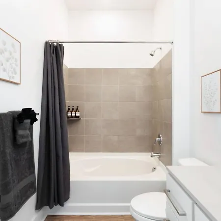 Cozy Carolina - Free Parking, Gym, Pool Apartment