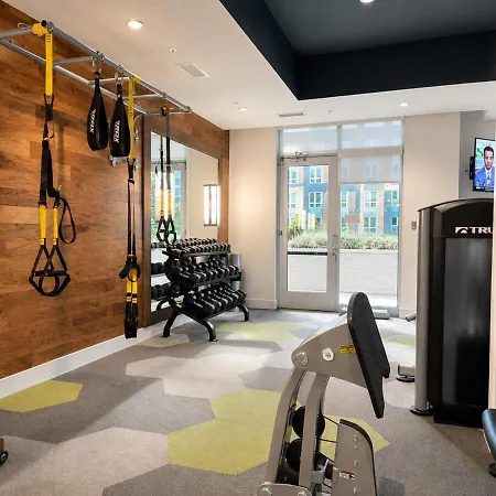 Luxury Uptown 2br Rooftop Pool Gym & Skyline Views Apartment