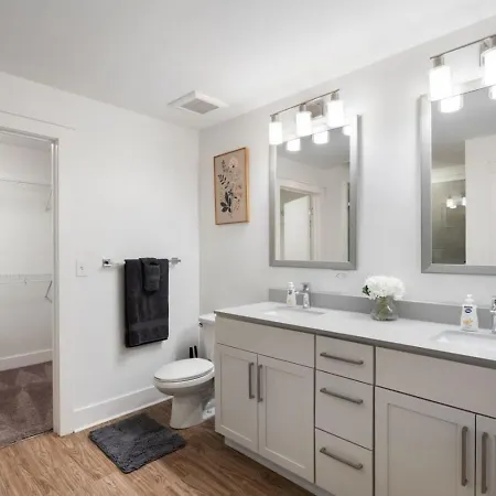 Uptown Haven - Free Parking, Pool, Walkable *