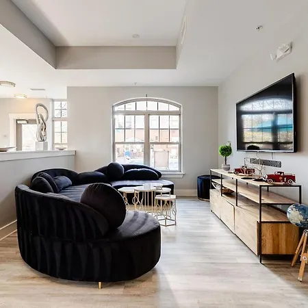 Prime Uptown Location Near Restaurants & Nightlife Apartment