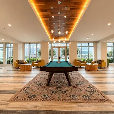 Luxury Uptown 2br Rooftop Pool Gym & Skyline Views Apartment *