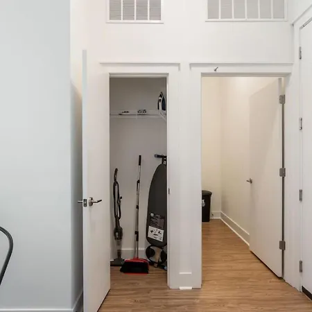 Apartment Uptown Haven - Free Parking, Pool, Walkable Charlotte