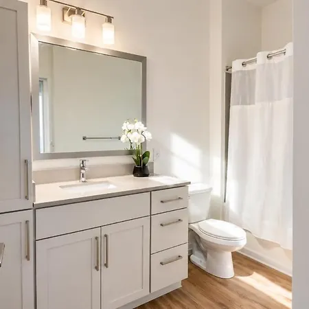 Apartment Luxury Uptown 2br Rooftop Pool Gym & Skyline Views