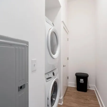 Uptown Haven - Free Parking, Pool, Walkable Apartment