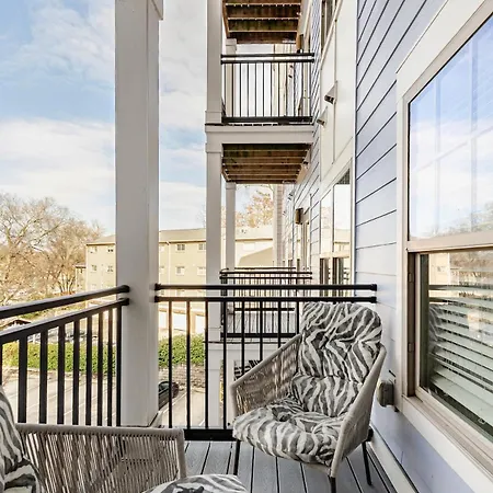 Prime Uptown Location Near Restaurants & Nightlife Apartment