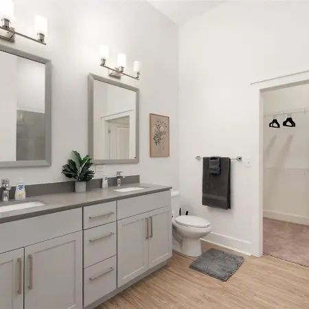 Queen Luxe - Free Parking, Pool, * Charlotte