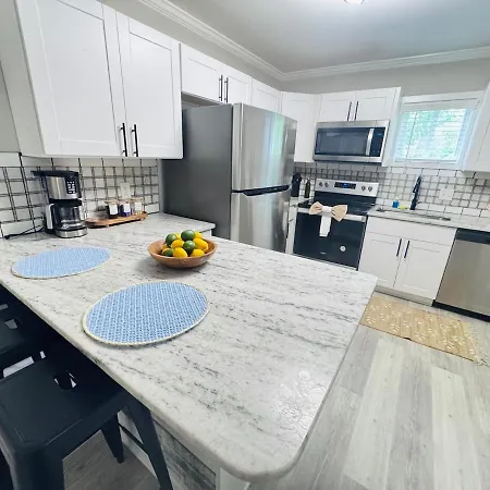 Charming And Renovated Close To Airport And Uptown Apartment *