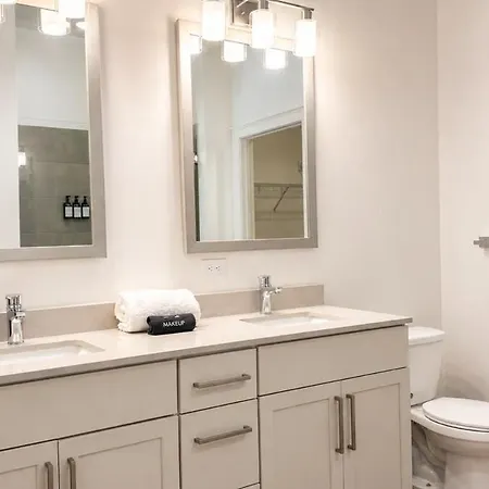 Luxury Uptown 2br Rooftop Pool Gym & Skyline Views Apartment