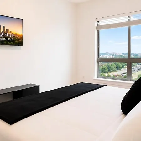 Luxury Uptown 2br Rooftop Pool Gym & Skyline Views