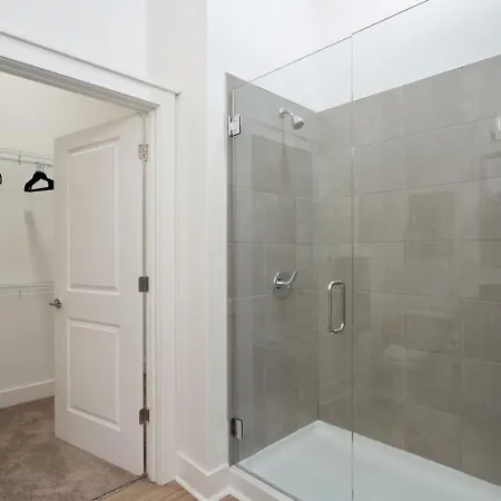 Queen Luxe - Free Parking, Pool, * Charlotte