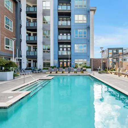 Uptown Haven - Free Parking, Pool, Walkable