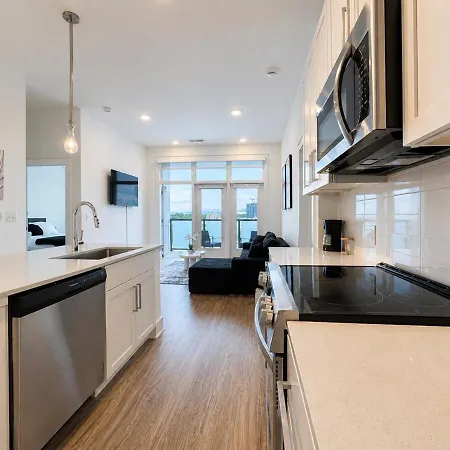 Luxury Uptown 2br Rooftop Pool Gym & Skyline Views *