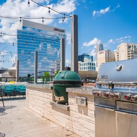 Cozy Carolina - Free Parking, Gym, Pool Apartment
