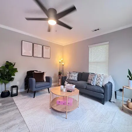 Charming And Renovated Close To Airport And Uptown Apartment