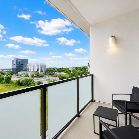 Luxury Uptown 2br Rooftop Pool Gym & Skyline Views Apartment *