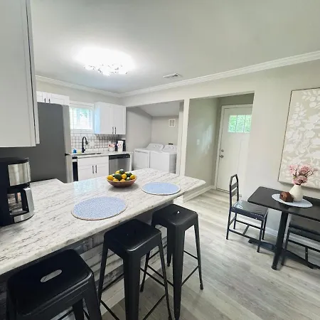 Charming And Renovated Close To Airport And Uptown
