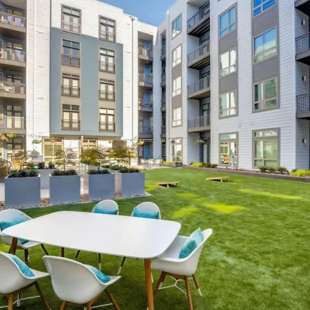 Uptown Haven - Free Parking, Pool, Walkable * Charlotte