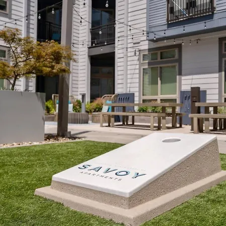 Uptown Haven - Free Parking, Pool, Walkable Apartment