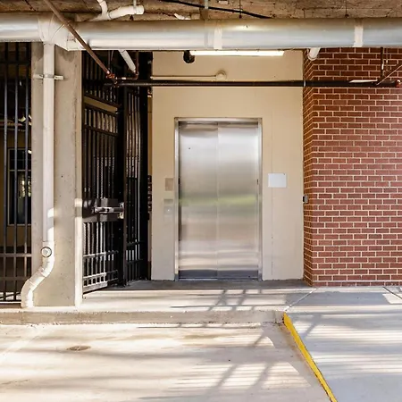 Prime Uptown Location Near Restaurants & Nightlife