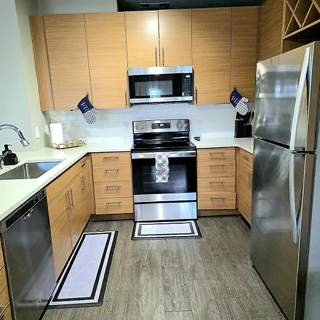 Prime Uptown Location Near Restaurants & Nightlife Apartment