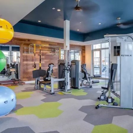 Carolina Luxury - Free Parking, Pool, Gym *