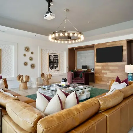 Apartment Uptown Haven - Free Parking, Pool, Walkable *