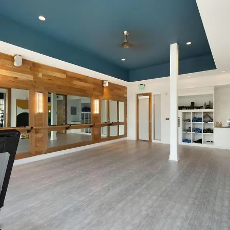 Cozy Carolina - Free Parking, Gym, Pool Apartment