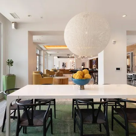 Apartment Uptown Haven - Free Parking, Pool, Walkable *