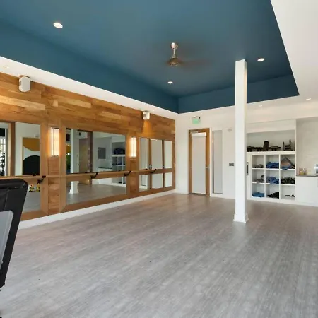 Queen Luxe - Free Parking, Pool, * Charlotte