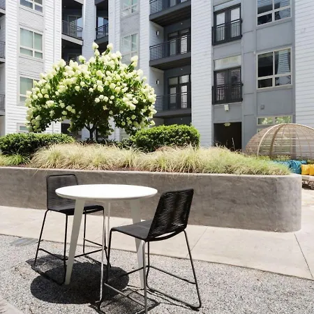 Queen Luxe - Free Parking, Pool, Apartment