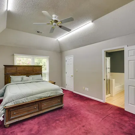 Matthews Family W/ Fenced Yard! Holiday home *