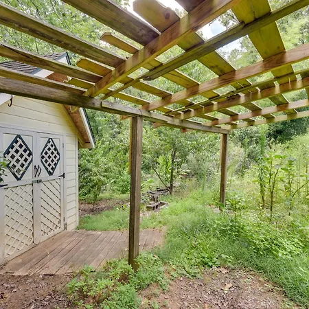 Matthews Family W/ Fenced Yard! Holiday home *