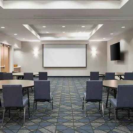 Courtyard Center 3*