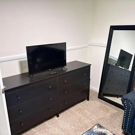 Spacious 4br - 10 Min To Uptown - Yard - Pets Ok Holiday home