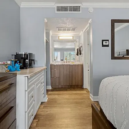 Comfortabel 5 Mins To Atrium & Novant Health Apartment *