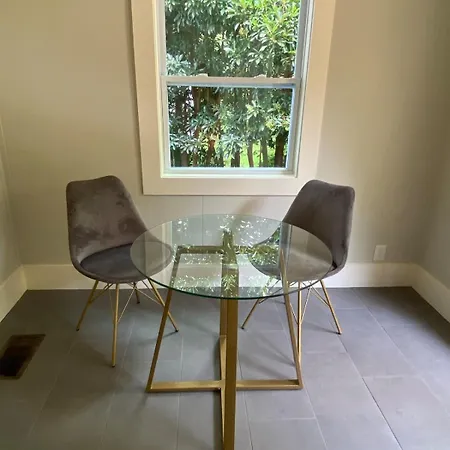 3 Bed, Luxury Bungalow, With Mature Garden, Minutes From Uptown Holiday home