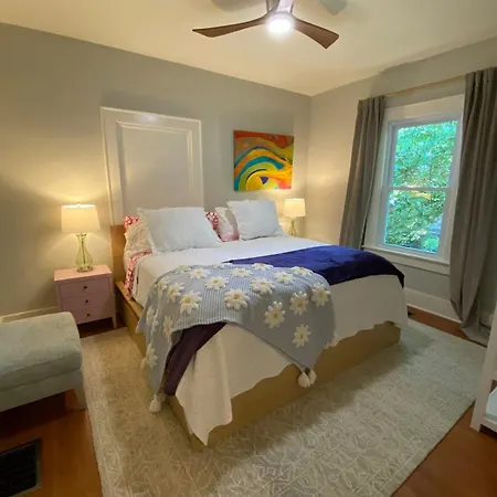 3 Bed, Luxury Bungalow, With Mature Garden, Minutes From Uptown Holiday home Charlotte