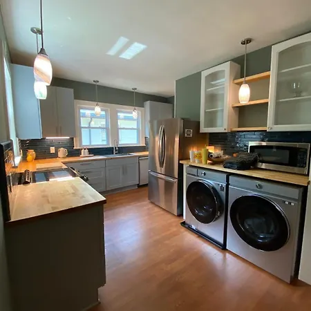 Holiday home 3 Bed, Luxury Bungalow, With Mature Garden, Minutes From Uptown Charlotte