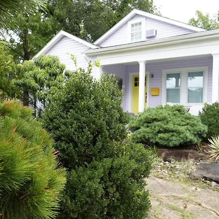 3 Bed, Luxury Bungalow, With Mature Garden, Minutes From Uptown Holiday home