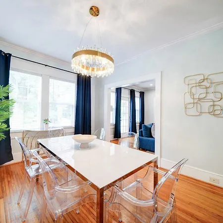 Vibrant And Cozy 2br Near Uptown With Balcony Holiday home *