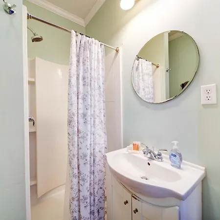 Vibrant And Cozy 2br Near Uptown With Balcony