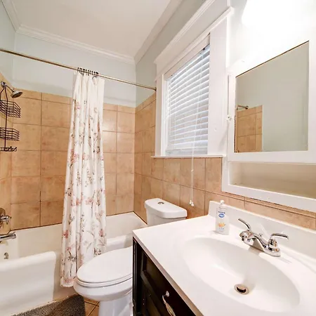 Vibrant And Cozy 2br Near Uptown With Balcony Holiday home