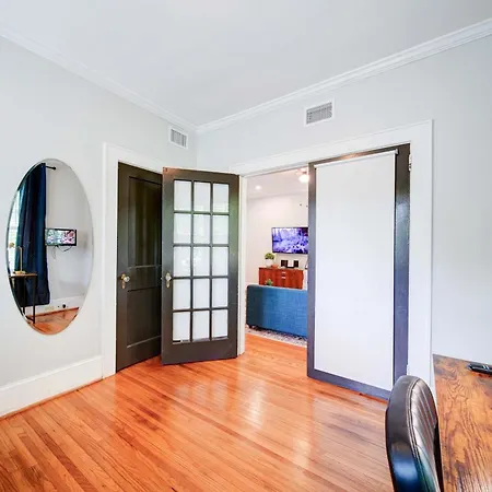 Holiday home Vibrant And Cozy 2br Near Uptown With Balcony