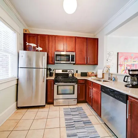 Holiday home Vibrant And Cozy 2br Near Uptown With Balcony *
