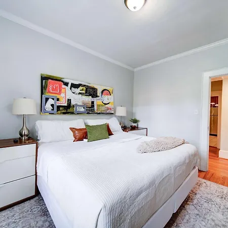Vibrant And Cozy 2br Near Uptown With Balcony *