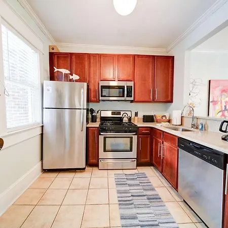 Vibrant And Cozy 2br Near Uptown With Balcony Holiday home *
