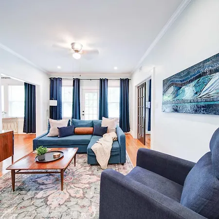 Vibrant And Cozy 2br Near Uptown With Balcony *